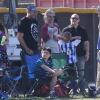 Britney Spears et son petit ami David Lucado regardent les fils de la chanteuse, Sean Preston et Jayden James, jouer au football à Calabasas, le 9 novembre 2013.