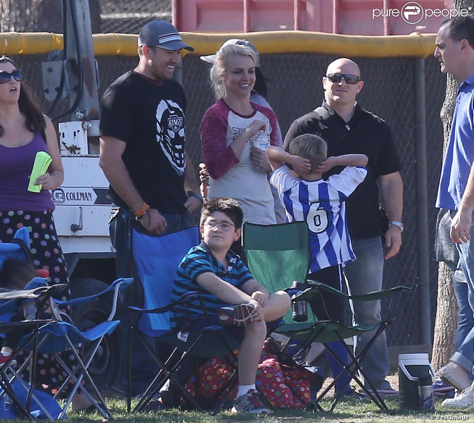 Britney Spears et son petit ami David Lucado regardent les fils de la chanteuse, Sean Preston et Jayden James, jouer au football à Calabasas, le 9 novembre 2013.