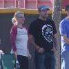 Britney Spears et son petit ami David Lucado regardent les fils de la chanteuse, Sean Preston et Jayden James, jouer au football à Calabasas, le 9 novembre 2013.