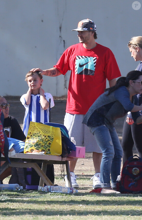 Britney Spears et son ex-mari Kevin Federline soutiennent leurs fils Sean Preston et Jayden James jouer au football à Calabasas, le 9 novembre 2013.