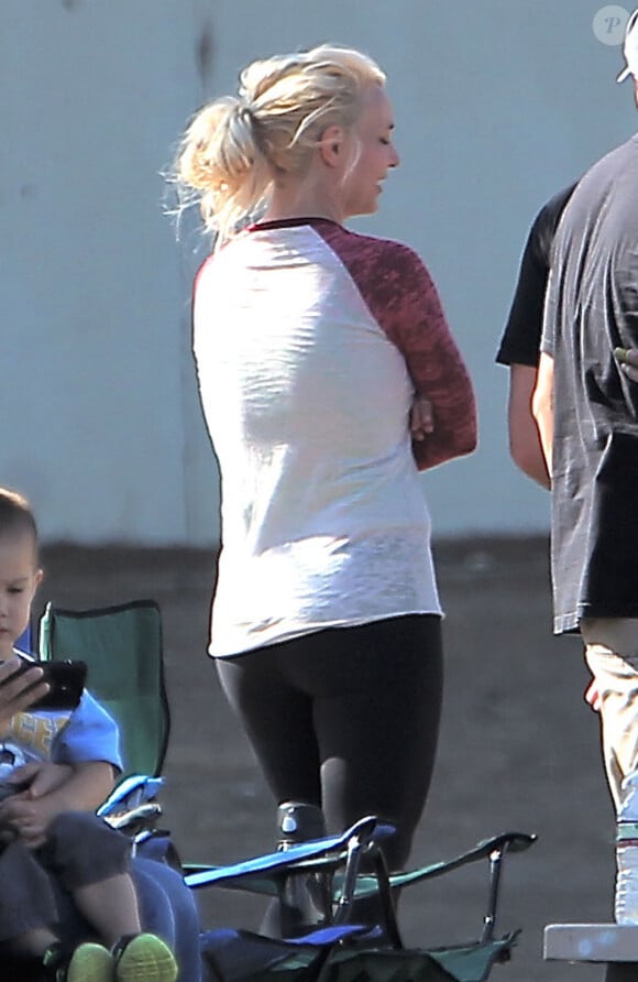 Britney Spears et son ex-mari Kevin Federline regardent leurs fils Sean et Jayden jouer au foot a Calabasas, en compagnie de David Lucado, le petit-ami de la chanteuse, le 9 novembre 2013.