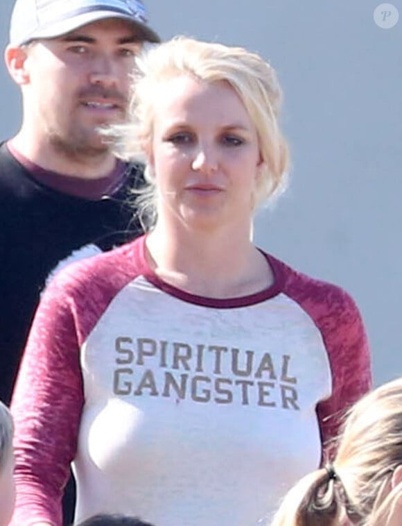 Britney Spears regarde ses fils Sean Preston et Jayden James jouer au football à Calabasas, le 9 novembre 2013.