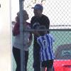 Britney Spears et son petit ami David Lucado regardent les fils de la chanteuse, Sean Preston et Jayden James, jouer au football à Calabasas, le 9 novembre 2013.
