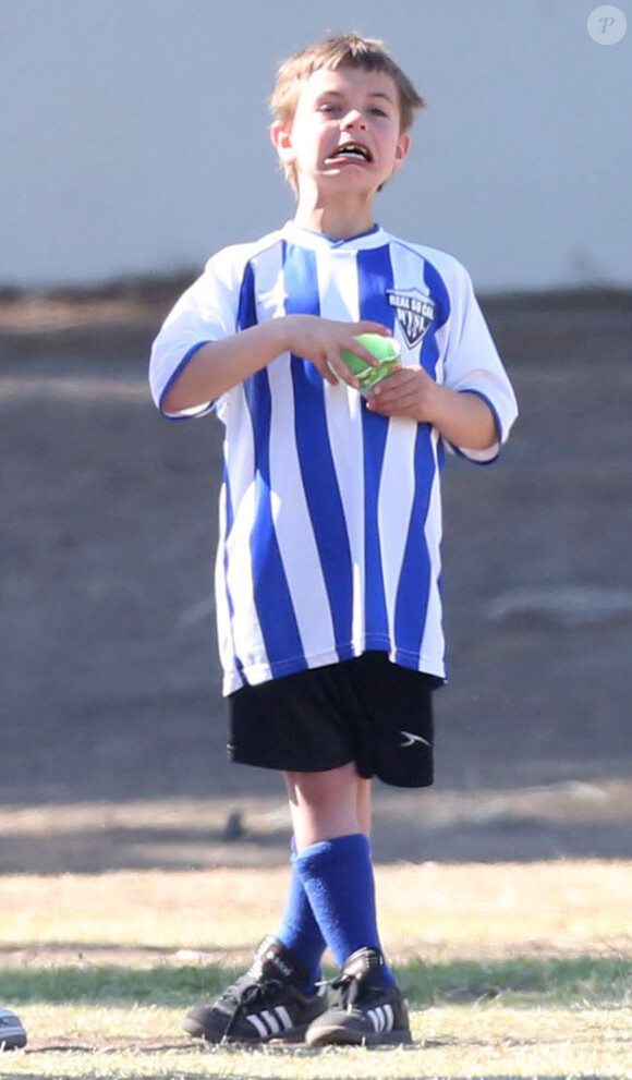 Le petit Sean Preston, fils de Britney Spears, joue au football, le samedi 9 novembre 2013.