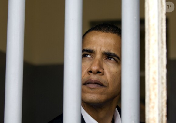 Barack Obama visitant la prison où a été enfermé Nelson Mandela à Robben Island en Afrique du Sud le 20 août 2006