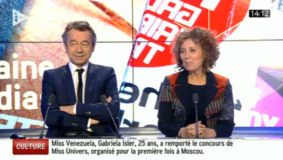 Nabilla dans "La semaine des médias" au côté de Michel Denisot et Mireille Darc sur i>Télé. Dimanche 10 novembre 2013.