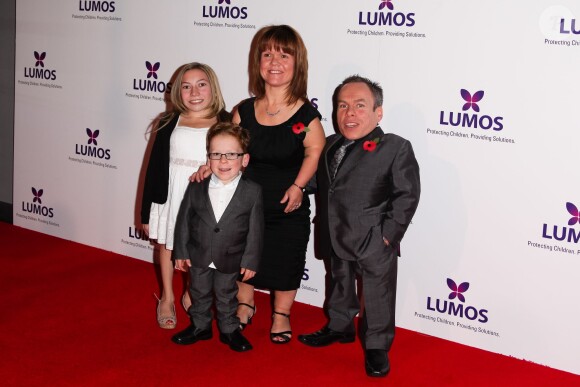 Warwick Davis en famille lors d'un gala de charité pour l'association Lumos, animé par J. K. Rowling, le 9 novembre 2013 à Londres