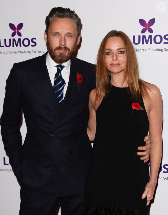 Stella McCartney et son mari Alasdhair Willis lors d'un gala de charité pour l'association Lumos, animé par J. K. Rowling, le 9 novembre 2013 à Londres