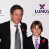 Hugh Grant et son filleul Damian Hurley, fils de son ex Liz Hurley, accompagné d'un ami lors d'un gala de charité pour l'association Lumos, animé par J. K. Rowling, le 9 novembre 2013 à Londres