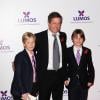 Hugh Grant et son filleul Damian Hurley (à droite), fils de son ex-Liz Hurley, accompagné d'un ami, lors d'un gala de charité pour l'association Lumos, animé par J. K. Rowling, le 9 novembre 2013 à Londres