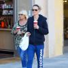 Heidi Klum et sa mère Erna prennent un café à emporter dans le quartier de Brentwood. Los Angeles, le 8 novembre 2013.