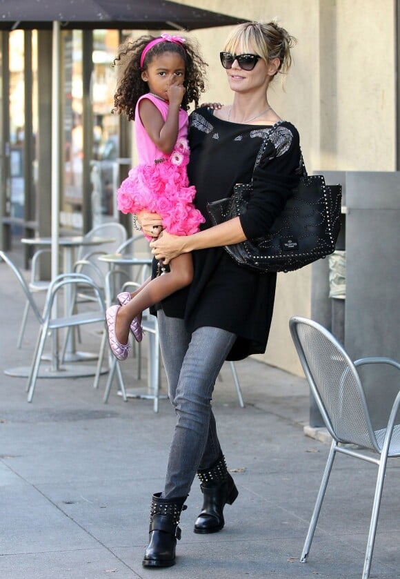 Exclusif - Heidi Klum et sa fille Lou quittent un restaurant Chipotle dans le quartier de Brentwood. Los Angeles, le 8 novembre 2013.