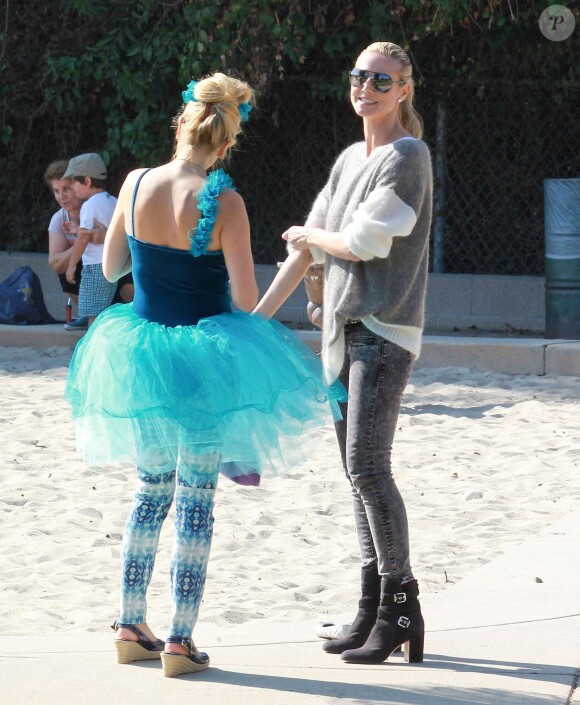 Heidi Klum et une jeune femme déguisée dans un parc à Brentwood. Los Angeles, le 9 novembre 2013.