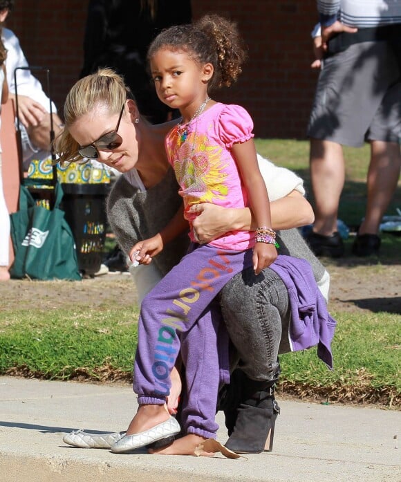 Heidi Klum et sa fille Lou Samuel profitent d'un après-midi ensoleillé dans un parc du quartier de Brentwood. Los Angeles, le 9 novembre 2013.