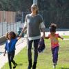 Heidi Klum, sa fille Lou Samuel et une copine quittent un parc dans le quartier de Brentwood. Los Angeles, le 9 novembre 2013.