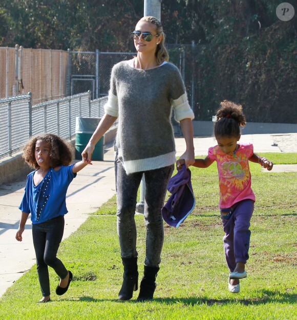 Heidi Klum, sa fille Lou Samuel et une copine quittent un parc dans le quartier de Brentwood. Los Angeles, le 9 novembre 2013.