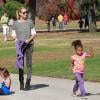 Heidi Klum et sa fille Lou Samuel profitent d'un après-midi ensoleillé dans un parc du quartier de Brentwood. Los Angeles, le 9 novembre 2013.