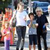 Heidi Klum et sa famille dégustent des yaourts glacés au cours d'un après-midi ensoleillé. Los Angeles, le 9 novembre 2013.