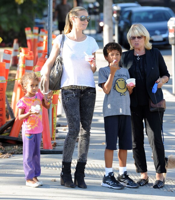 Heidi Klum et sa famille dégustent des yaourts glacés au cours d'un après-midi ensoleillé. Los Angeles, le 9 novembre 2013.