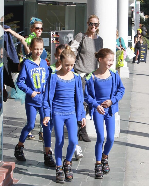Heidi Klum escortent sa fille Leni et ses copines dans un parc du quartier de Brentwood. Los Angeles, le 9 novembre 2013.