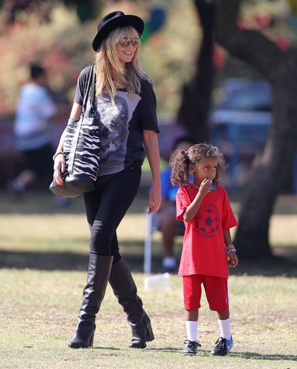Heidi Klum et sa fille Lou lors d'un match de football à Los Angeles. Le 10 novembre 2013.