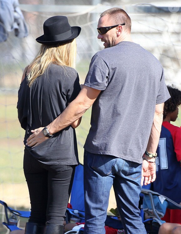Heidi Klum et son conjoint Martin Kristen observent les enfants du top model lors de leur match de football. Los Angeles, le 10 novembre 2013.