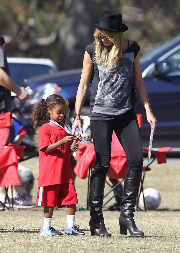 Heidi Klum et sa fille Lou, médaillée pour son match de foot. Los Angeles, le 10 novembre 2013.