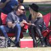 Heidi Klum, avec son chéri Martin Kirsten, observe ses enfants lors de leur match de football. Los Angeles, le 10 novembre 2013.