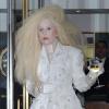 Lady Gaga sort de son appartement pour se rendre à la 23 soirée Glamour Women of the Year, à New York, le 11 novembre 2013.