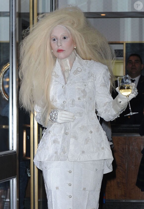 Lady Gaga sort de son appartement pour se rendre à la 23 soirée Glamour Women of the Year, à New York, le 11 novembre 2013.