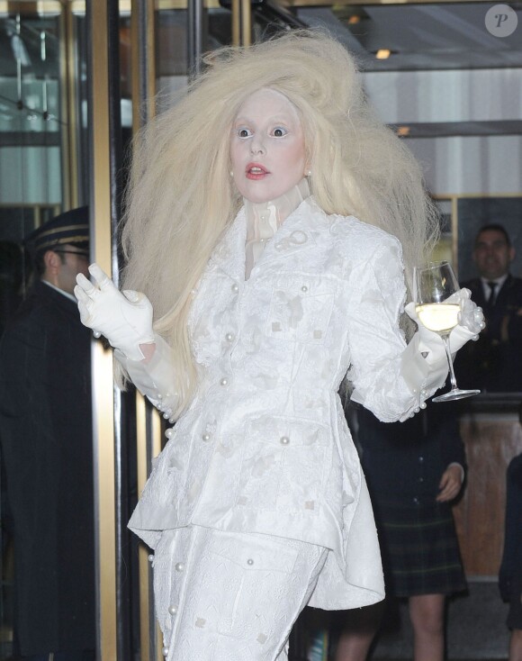 Lady Gaga sort de son appartement pour se rendre à la 23 soirée Glamour Women of the Year, à New York, le 11 novembre 2013.