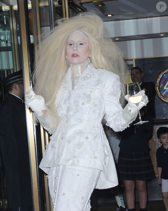 Lady Gaga sort de son appartement pour se rendre à la 23 soirée Glamour Women of the Year, à New York, le 11 novembre 2013.