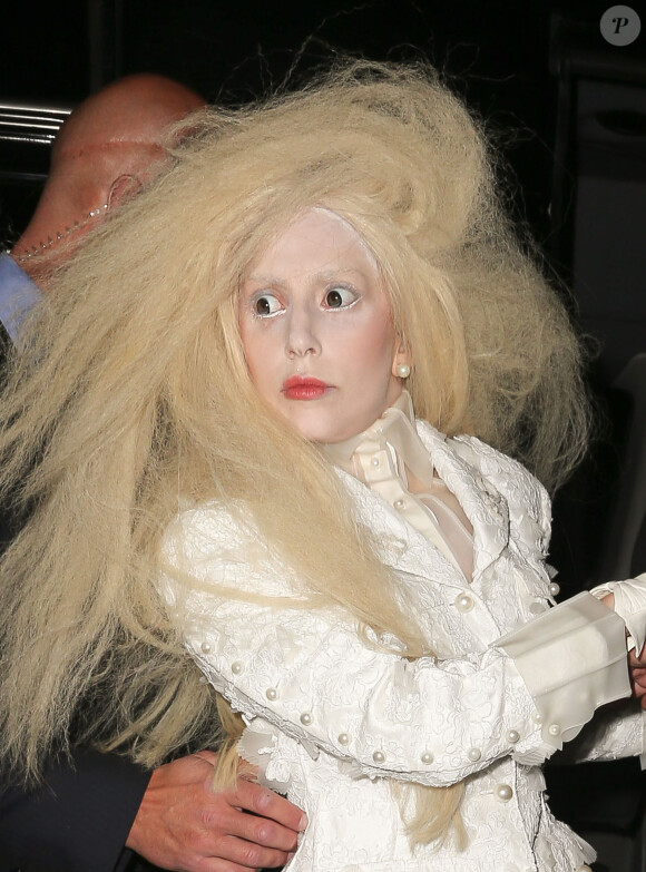 Lady Gaga sort de son appartement pour se rendre à la 23 soirée Glamour Women of the Year, à New York, le 11 novembre 2013.