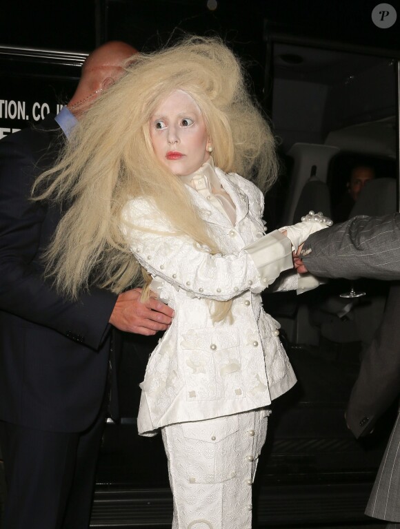 Lady Gaga sort de son appartement pour se rendre à la 23 soirée Glamour Women of the Year, à New York, le 11 novembre 2013.