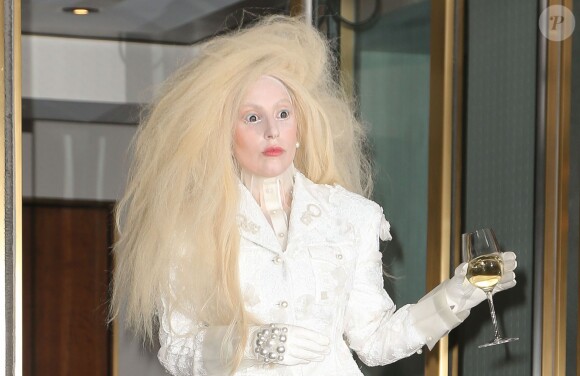 Lady Gaga sort de son appartement pour se rendre à la 23 soirée Glamour Women of the Year, à New York, le 11 novembre 2013.