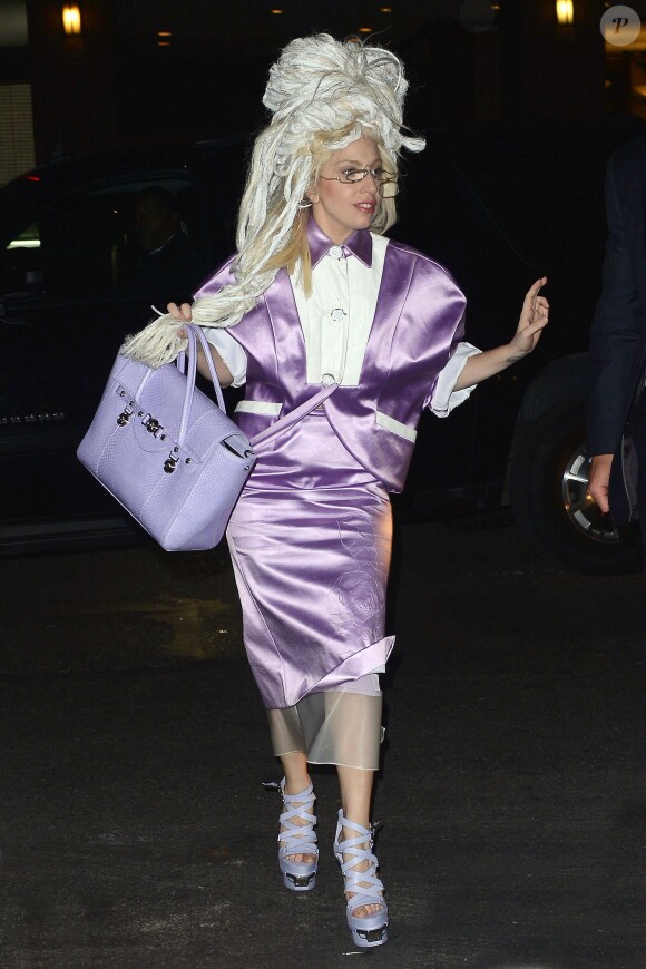 Lady Gaga arrive dans un immeuble de New York, le 11 novembre 2013.