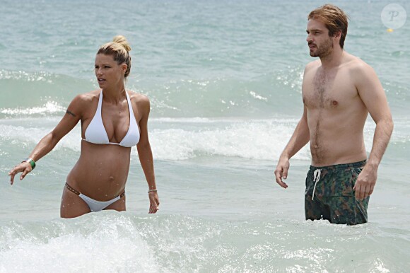 Michelle Hunziker et son compagnon Tomaso Trussardi à Ibiza, le 21 juillet 2013