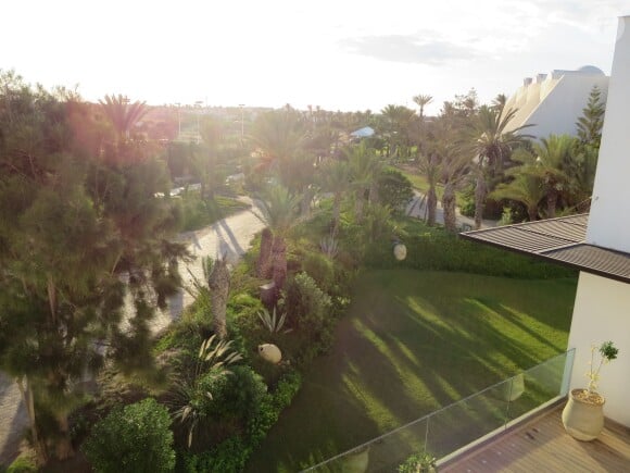 Vue du solarium du Radisson Blu Palace, à Djerba, le 10 novembre 2013.