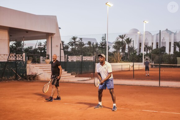 Edouard et Lucien se détendent de la raquette, dans le cadre de l'Escapade des Stars, en novembre 2013, à Djerba !