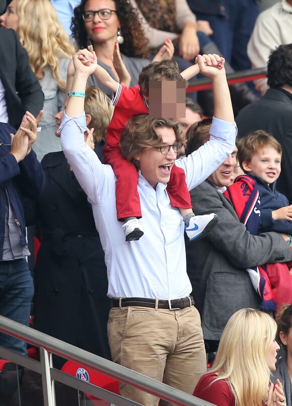 Jean Sarkozy et son fils Solal lors du match de football PSG - Toulouse au Parc des princes, le 28 septembre 2013