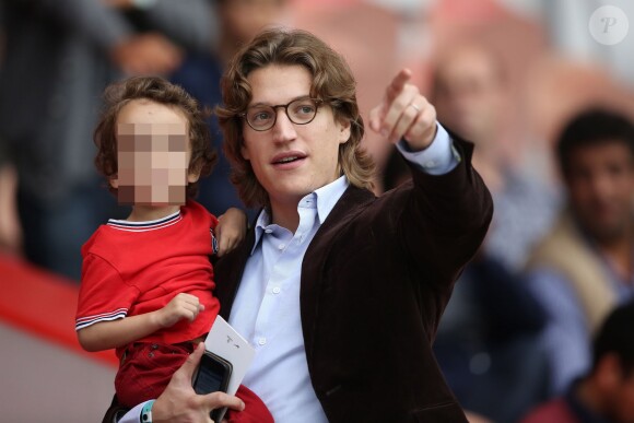 Jean Sarkozy et son fils Solal lors du match de football PSG - Toulouse au Parc des princes, le 28 septembre 2013