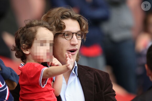 Jean Sarkozy et son fils Solal lors du match de football PSG - Toulouse au Parc des princes, le 28 septembre 2013