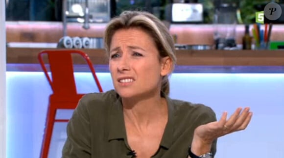 Anne-Sophie Lapix - Emission "C à vous" (France 5) du mercredi 13 novembre 2013. La veille, le show a été victime d'un problème technique et il semblerait qu'Alessandra Sublet n'y soit pas pour rien.