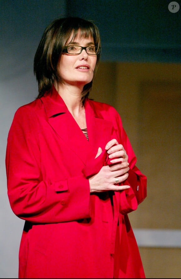Annie Pujol au théâtre à Paris dans "Décalage Lombaire" le 10 avril 2004. 