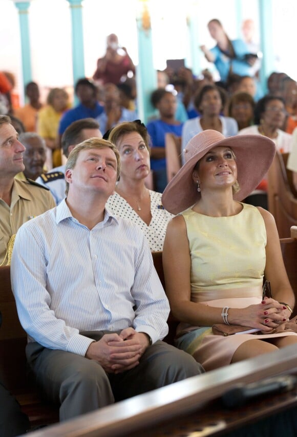 Le roi Willem-Alexander des Pays-Bas et son épouse la reine Maxima assistent à un office religieux lors de leur visite à Philipsburg, capitale de Saint-Martin, dans les Antilles Néerlandaises, le 13 novembre 2013