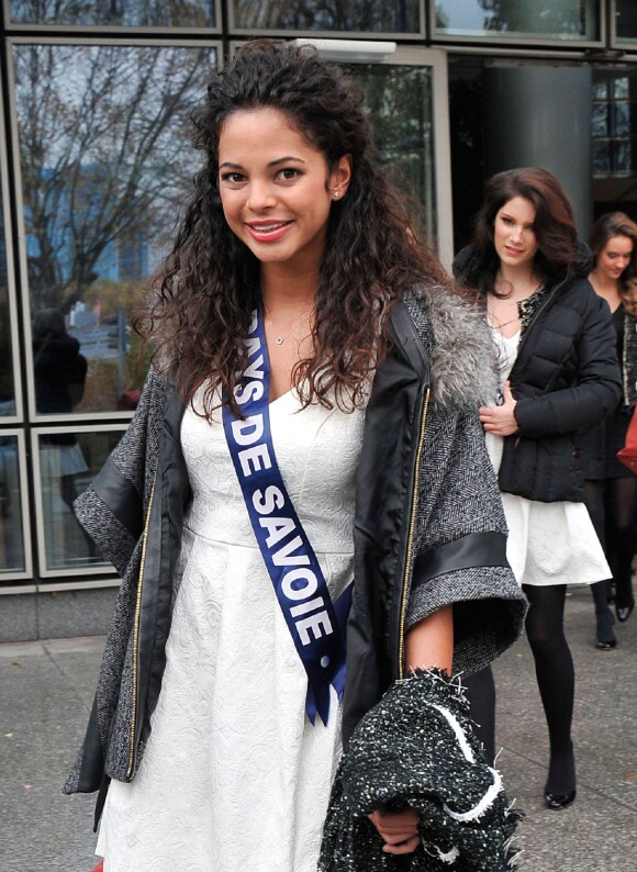 Exclusif - Miss Pays de Savoie 2013, Julie Legros, à la sortie de TF1. Le 14 novembre 2013 à Paris.