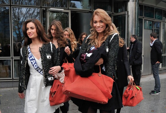 Exclusif - Miss Bretagne 2013, Marie Chartier et Miss Aquitaine 2013, Camille Gafa à la sortie de TF1 le 14 novembre 2013 à Paris.
