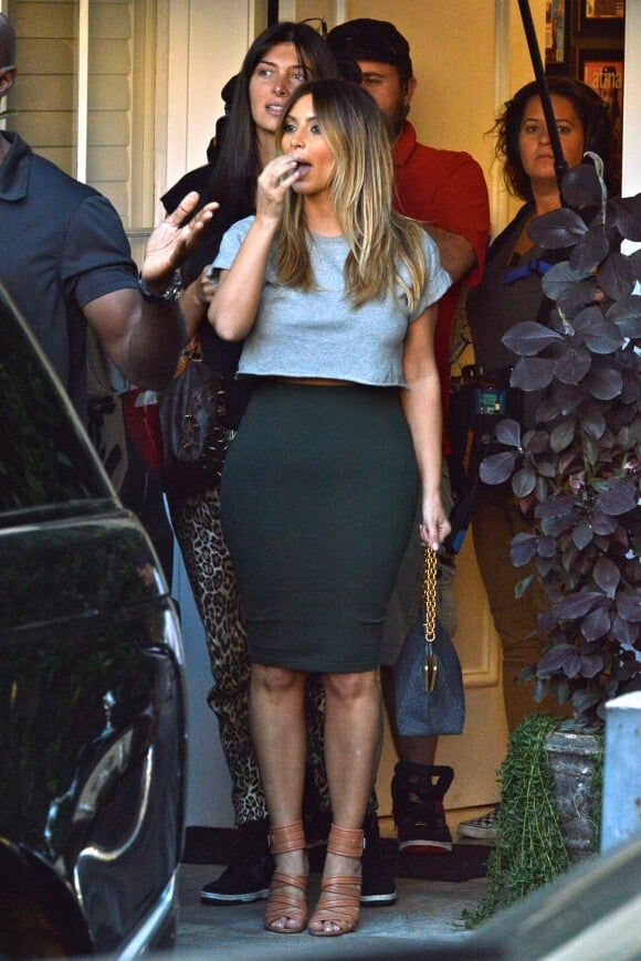 Kim Kardashian quitte l'Epione Cosmetic Laser Center à Beverly Hills, habillée d'un crop top Topshop, d'une jupe moulante Dorothy Perkins et de souliers Gianvito Rossi. Le 13 novembre 2013.