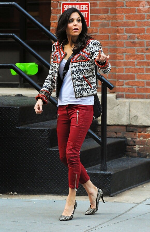 Bethenny Frankel surprise à Manhattan, porte une veste, un pantalon et des chaussures Isabel Marant pour H&M. New York, le 14 novembre 2013.