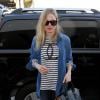 Kate Bosworth à l'aéroport de Los Angeles, porte une chemise en jean Current/Elliott, une marinière Chanel, un jean brut, un sac Burberry et des chaussures Topshop. Le 5 novembre 2013.